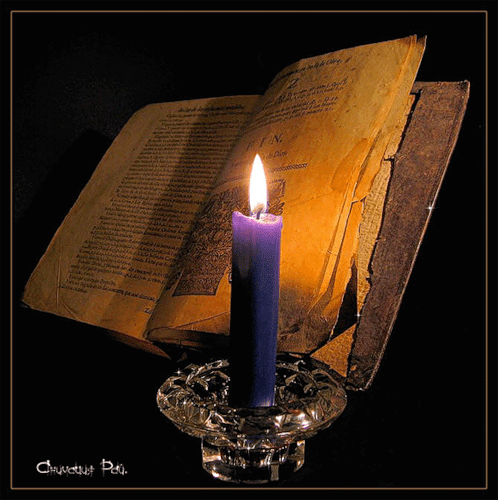 Чтение книги со свечёй